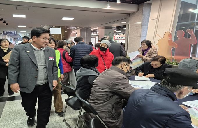 박강수 마포구청장이 ‘2026년 노인일자리 박람회’ 현장을 둘러보고 있다.