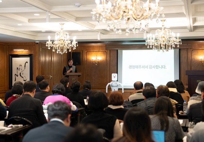 12월 9일 클럽806 서울에서 진행된 ‘2025 돌봄의 디지털 전환 사례 세미나’에서 돌봄로봇 실벗이 공동사회를 보고 있다.