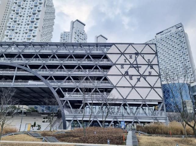 동탄호수공원 주차타워 벽시계(주간)