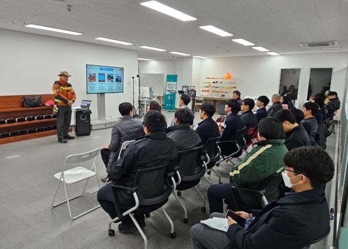 교육자는 재난안전 및 구조장비 전문기업 (주)한진지티씨의 신동진 대표입니다.