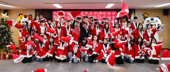 2024. 12 출정식 후 산타모자를 던지는 참가자들과 서강석 구청장, 인사말하는 서 구청장