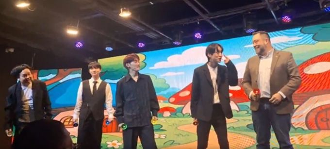 공연을 하고있는 K-Pop 개그 아이돌 과 바스티안 뢰슬러 회장 회장 (Plasmatreat Korea) (사진제공: 주한외국기업연합회 KOFA)