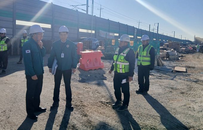 김석웅 광산구 부구청장 등이 12일 공공 건설공사장인 우산동 우수 저류시설 조성 현장을 찾아 안전관리 실태를 점검했다.