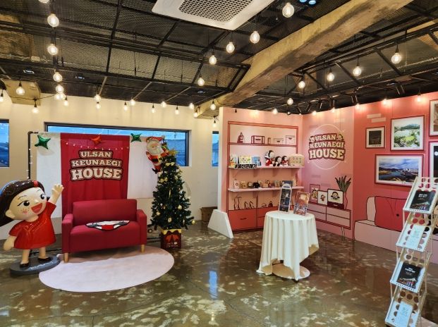 울산 중구(구청장 김영길)가 오는 12월 13일(토)과 12월 14일(일) 이틀 동안 오전 10시부터 오후 5시까지 경주 황리단길 생활문화센터 2층에서 ‘울산큰애기·중구 관광 반짝매장(팝업스토어)’을 운영한다.