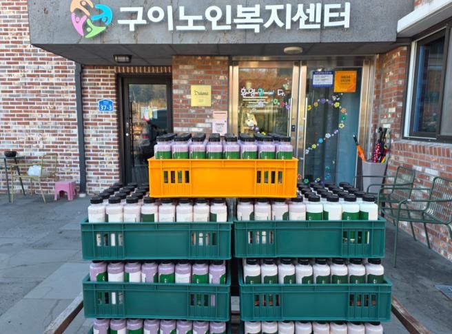 완주 구이노인복지센터 돌봄 어르신 요구르트 나눔