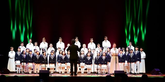 강화군, 파리나무십자가 소년합창단 초청 공연에 객석 가득 ‘성황’