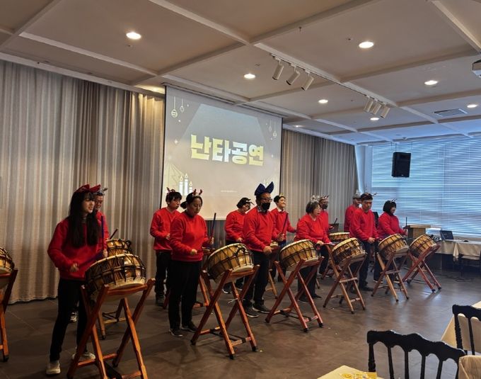 포항시북구보건소 정신건강복지센터는 지난 12일 라메르웨딩컨벤션에서 ‘2025년 마음, 함께 따뜻하게’ 송년행사를 개최했다.