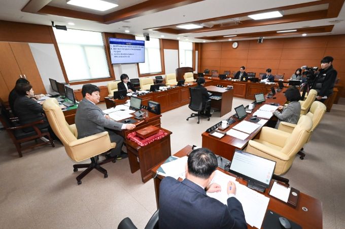 의회운영위원회, 울산광역시의회 국내외 지방의회 교류협력에 관한 조례안 등 심사