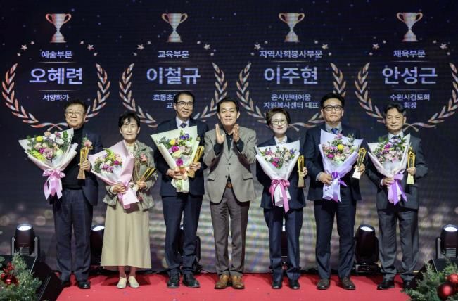 이재준 수원시장(가운데)과 수원시 문화상 수상자들이 함께하고 있다. 이주현 온시민 매여울자원봉사센터 대표(오른쪽부터) 안성근 수원시 검도회 회장, 최윤정 중부일보 대표이사, 이재준 시장, 이철규 효동초등학교 교장, 오혜련 서양화가, 김경환 성균관대학교 글로벌창업대학원 원장.