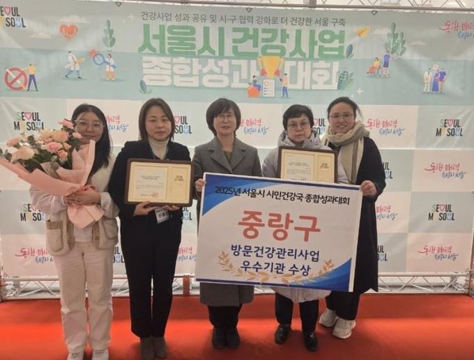 ‘우수구’ 표창 기념 촬영 중인 모습