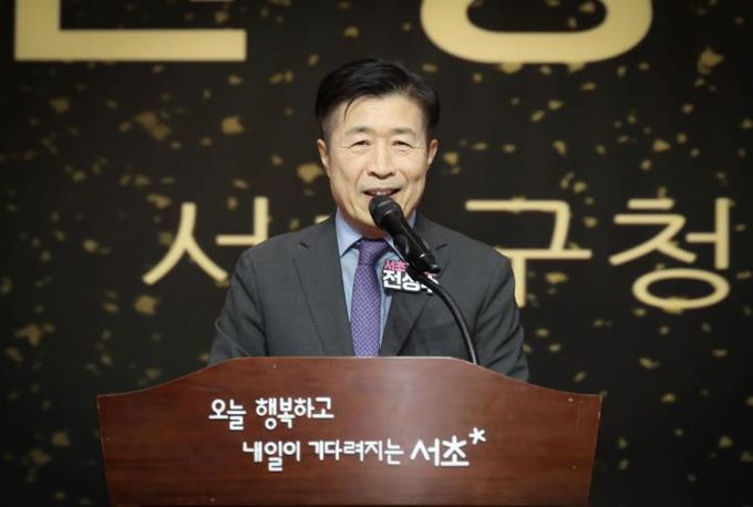 전성수 서초구청장이 16일 서초문화예술회관 아트홀에서 열린 ‘서초노인대학 제34기 졸업식’에 참석해 인사말씀하고 있다.