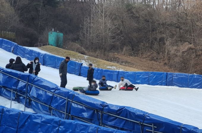 장수조이월드눈썰매장, 다자녀 출생가정에 ‘눈썰매장 무료이용권’ 지원(아이들이 눈썰매를 즐기는 모습)