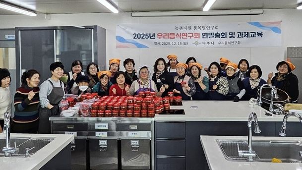 나주시우리음식연구회는 지난 15일 과제교육 활동의 일환으로 전통 발효음식인 토하젓을 만들어 나주시 산포면을 포함한 10개 읍면동 행정복지센터에 전