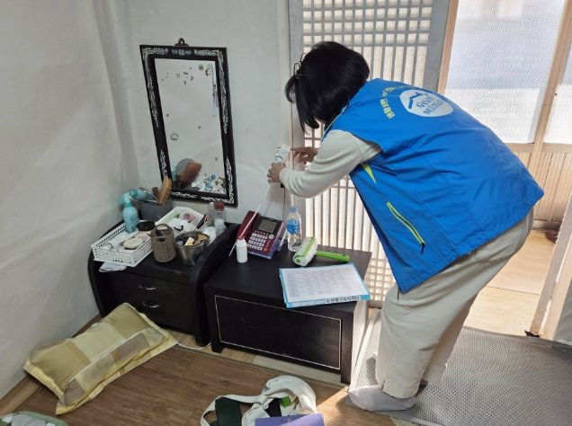 장흥군, 스마트돌봄 플러그와 무선LED 전등 설치