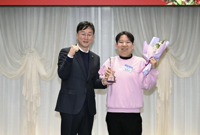 이민근 안산시장(사진 왼쪽)이 18일 안산상공회의소에서 열린 '2025 안산시 장애인 체육인의 날' 행사에서 최우수 선수상을 수상한 박충신 선수(사진 오른쪽)와 함께 기념촬영을 하고 있다.