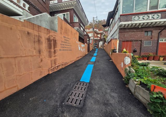 북구 염포동안전마을만들기협의회는 신전마을 안심보행길, 안심계단 벽화 조성 등 안전마을만들기 사업을 통해 안전한 마을 환경을 조성했다.