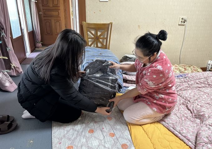 초등 준비물 꾸러미와 중학생 책가방을 전달한 무안군 드림스타트