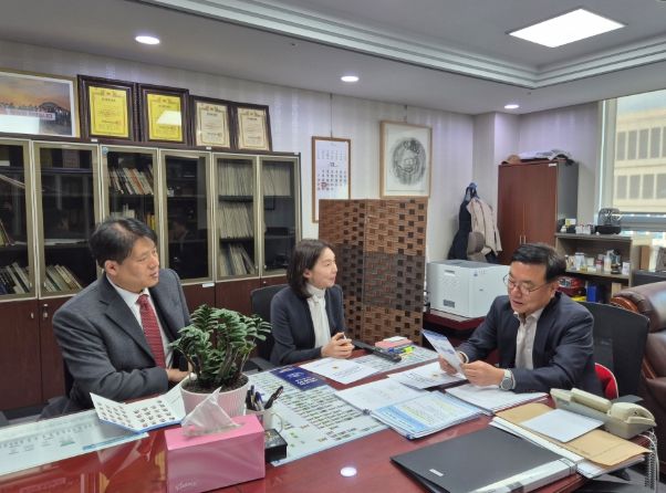 협의회 이준우 사무처장, 최호정 회장, 서범수 국회의원(좌로부터)