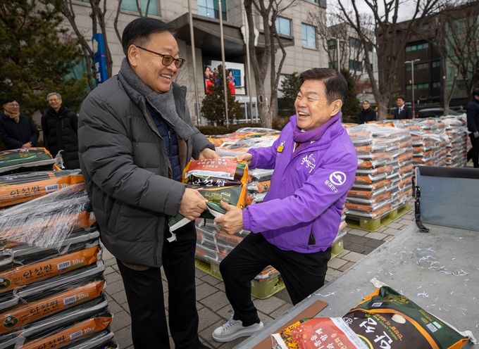 동대문구청 광장에 쌓인 ‘사랑의 쌀’…동안교회 백미 2만7000kg