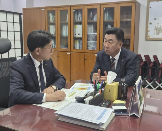 이범석 청주시장이 지난 11월 4일 국회를 방문해 이재관 국회의원(더불어민주당)에게 국비 반영을 건의하고 있다