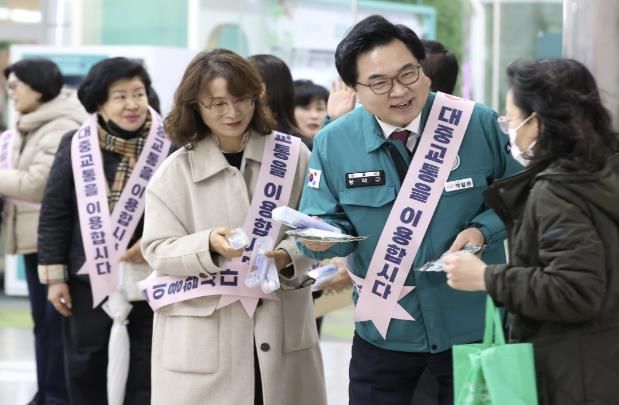 박일하 동작구청장이 지난 11월 ‘서울교통 Re-디자인’ 캠페인에서 시민들에게 대중교통 이용을 독려하는 홍보물을 나눠주고 있다.