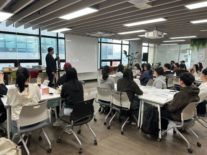 1. 천안시가 ‘천안형 청년 채용 연계형 프로그램’을 운영하고 있다.