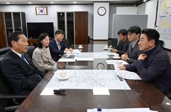 김동근 시장이 12월 23일 국토교통부 대도시권광역교통위원회를 방문해 김용석 위원장과 주요 광역철도 현안에 대해 논의하고 있다.