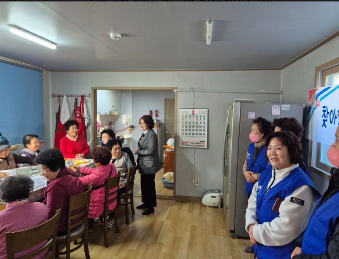 26일 밀양시 가곡동 지역사회보장협의체가 가곡3통경로당에서 찾아가는 이동복지상담실을 운영하고 있다.