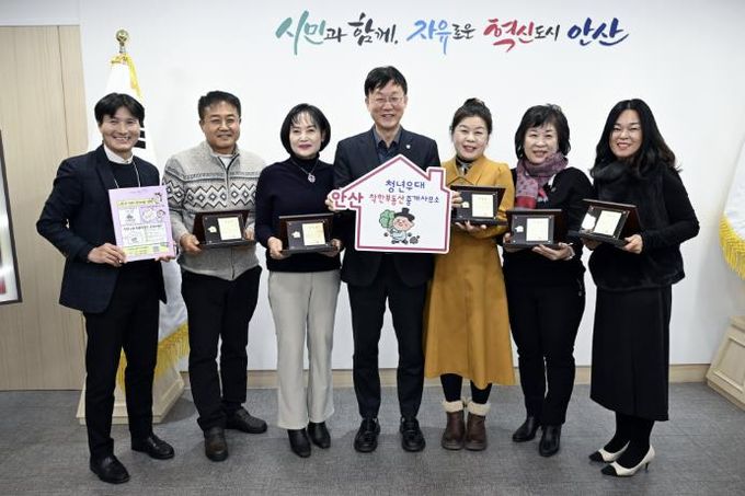 이민근 안산시장(가운데)이 26일 안산시청에서 ‘청년 우대 착한 부동산 중개사무소’ 시범운영 협약을 체결하고 참여 공인중개사무소 대표들과 함께 기념촬영을 하고 있다.