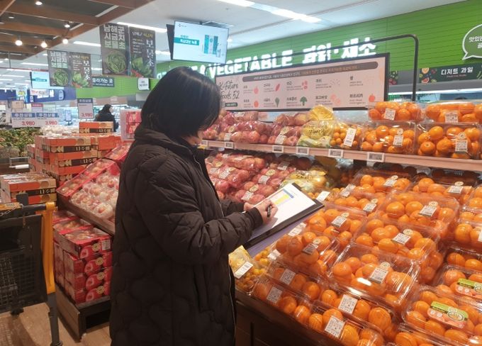 물가관리 조사원이 관내 대형마트에서 물가동향을 조사하고 있다.