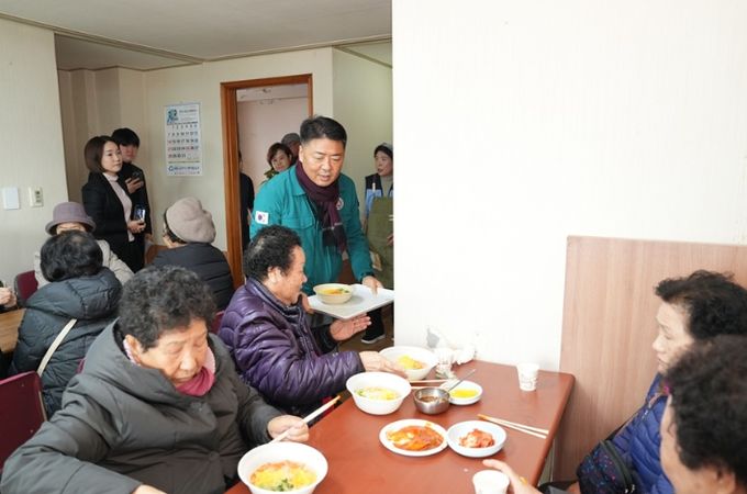 한국자유총연맹 부산남구지회‘이웃과 함께 나누는 사랑의 국수 접대’