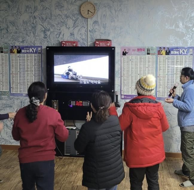 노래방 기계를 이용하는 대대2리 주민들