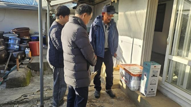 서산시가 주거 취약 가구에 난방 용품을 전달하는 모습