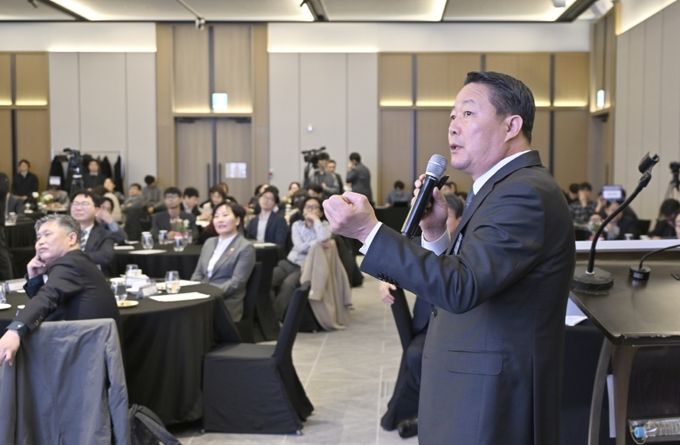 최영일 순창군수가 농어촌 기본소득 시범사업 성과창출 협의체 출범식에서 송미령 농림축산식품부 장관과 전문가들이 참석한 가운데, 순창형 기본소득 모델과 농촌 기본사회 비전을 발표하고 있다.