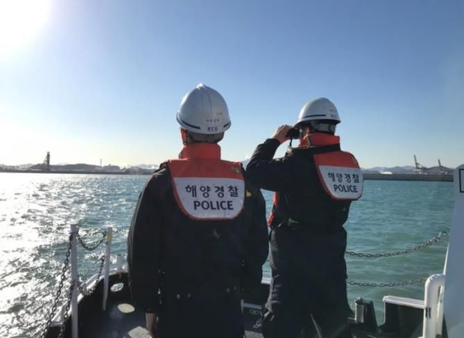 울산해경 소속 경찰관이 해상안전관리하고 있는 사진