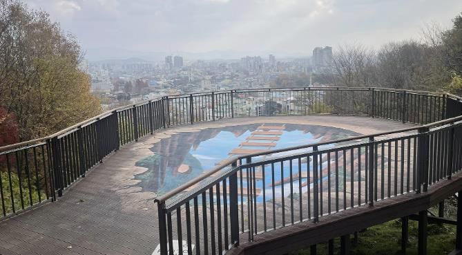 부춘산 황톳길에 조성된 전망데크