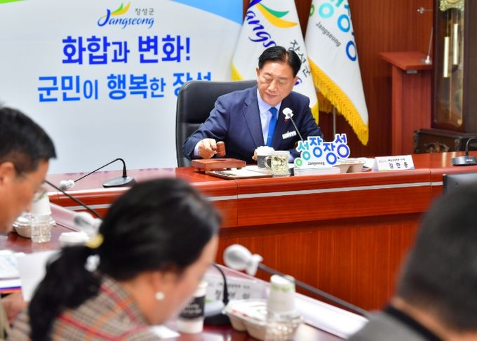 (재)장성장학회 제2회 정기이사회를 주재 중인 김한종 이사장. 장성군 제공