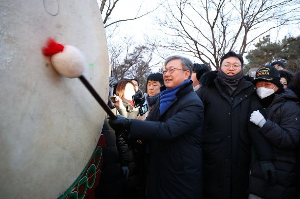 장인홍 구로구청장(가운데)의 대북타고. 장인홍 구청장이 대북을 울리며 새해 출발을 알리고 있다.
