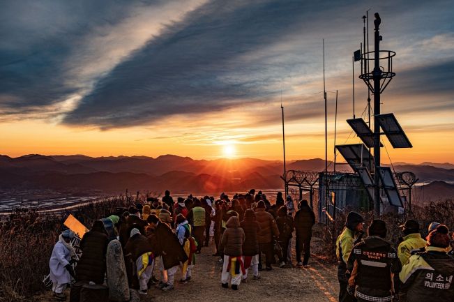 1일 밀양시 종남산에서 열린 병오년 해맞이 행사에 참여한 시민들이 떠오르는 해를 바라보고 있다.
