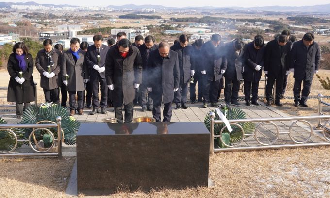 이완섭 서산시장이 1월 1일 희망공원에서 신년 참배를 했다