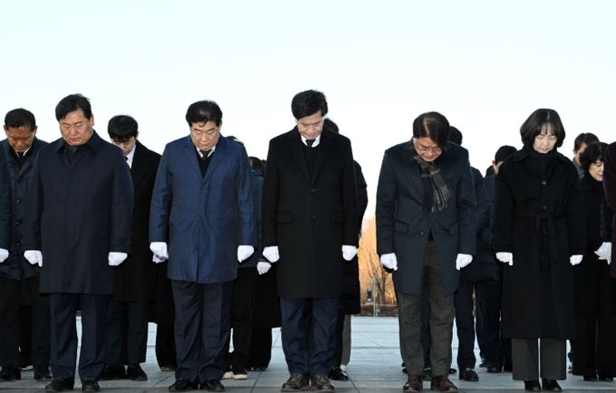 밀양시가 2일 충혼탑을 찾아 순국선열과 호국영령을 기리며 참배하고 있다.