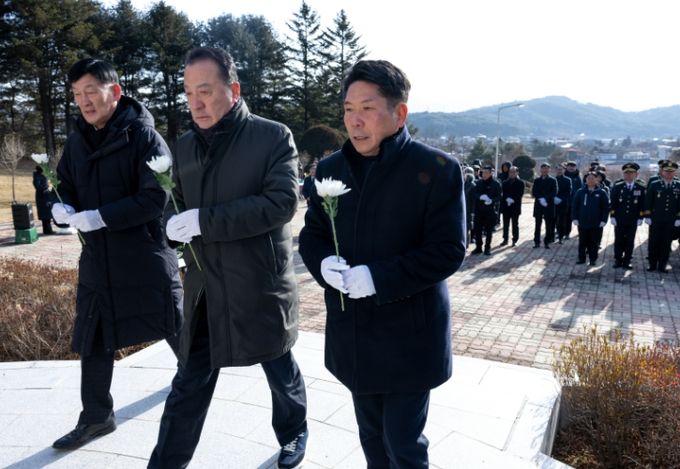 충혼탑 참배 사진