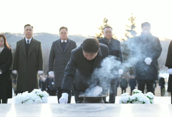 윤창철 의장을 비롯한 시의원들이 1월 2일 오전, 현충탑에서 헌화하고 분향한 뒤, 나라를 위해 헌신한 분들께 참배하고 있다.