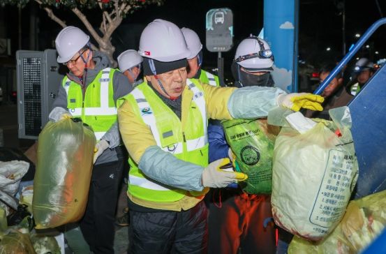 고성군, 새해 새벽을 쓰레기 수거와 환경근로자 격려로 시작하다