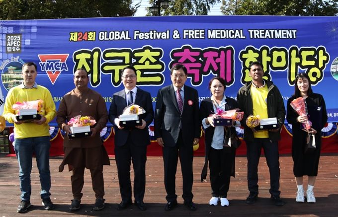 제24회 지구촌 축제 한마당에서 주낙영 경주시장(사진 중앙)과 참석자들이 기념촬영을 하고 있다.