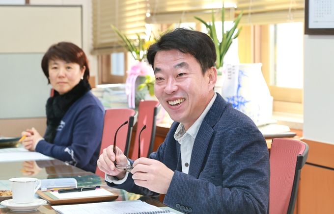 최혁준 경주부시장이 3일 청사에서 국별 현안사업 업무보고를 받으며 시정 전반을 점검하고 있다.