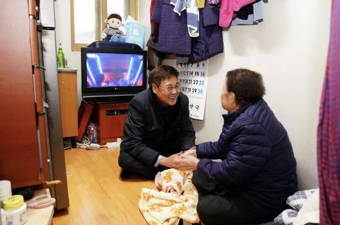 어르신 가정을 방문한 정문헌 종로구청장(2024)