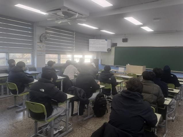 제작된 영상으로 교육받고 있는 고등학생들 모습