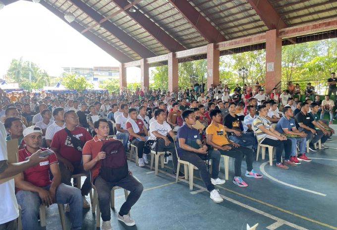 외국인 계절근로자사업 참여를 위해 설명을 듣고 있다.