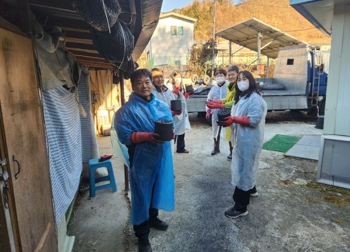 진안군청 자원봉사클럽, 새해맞이 연탄봉사